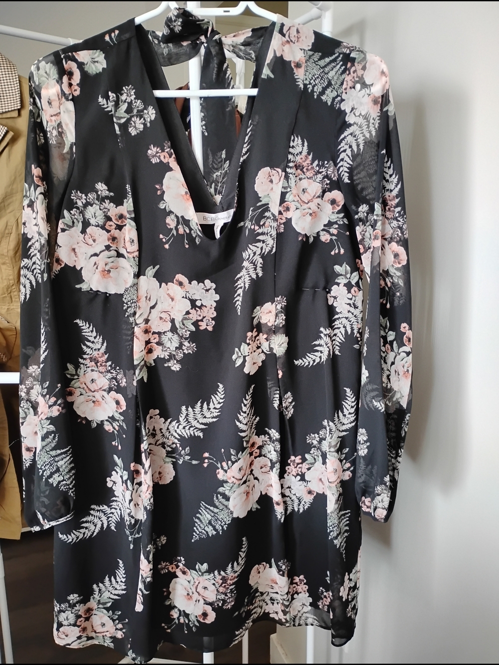 BCBGeneration Women Plum Fit V Neck Back Tied Bell Sleeve Pea Floral Midi Dress